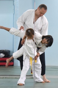 Christian Egger mit zweien seiner Schüler am Aikido Kinder- und Jugend-Stage in seinem Dojo in Aarau, Mai 2028. 