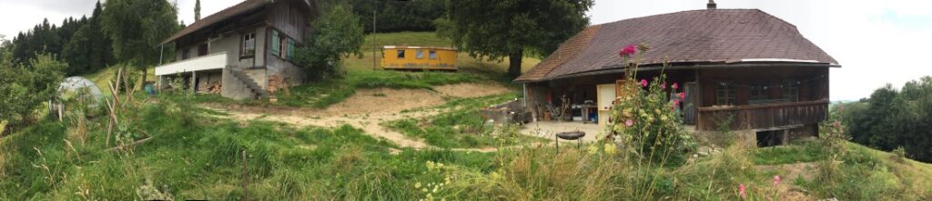 Panoramafoto von Stöckli, Bauwagen und Bauernhaus. 