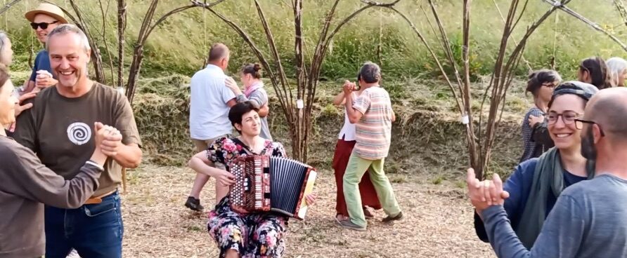 Erstes Sommerfest am 17. Juni 2023 in der Weiden-Kathedrale in Guggisberg.