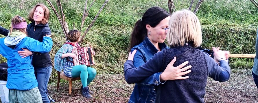 Bal Folk an unserem zweiten Sommerfest am 15. Juni 2024 in der Weiden-Kathedrale.