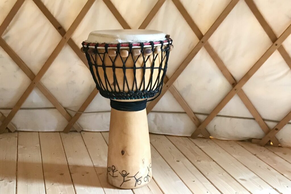 Wenn Du möchtest, dann darfst Du auch unsere Djembe für Dich benutzen. 